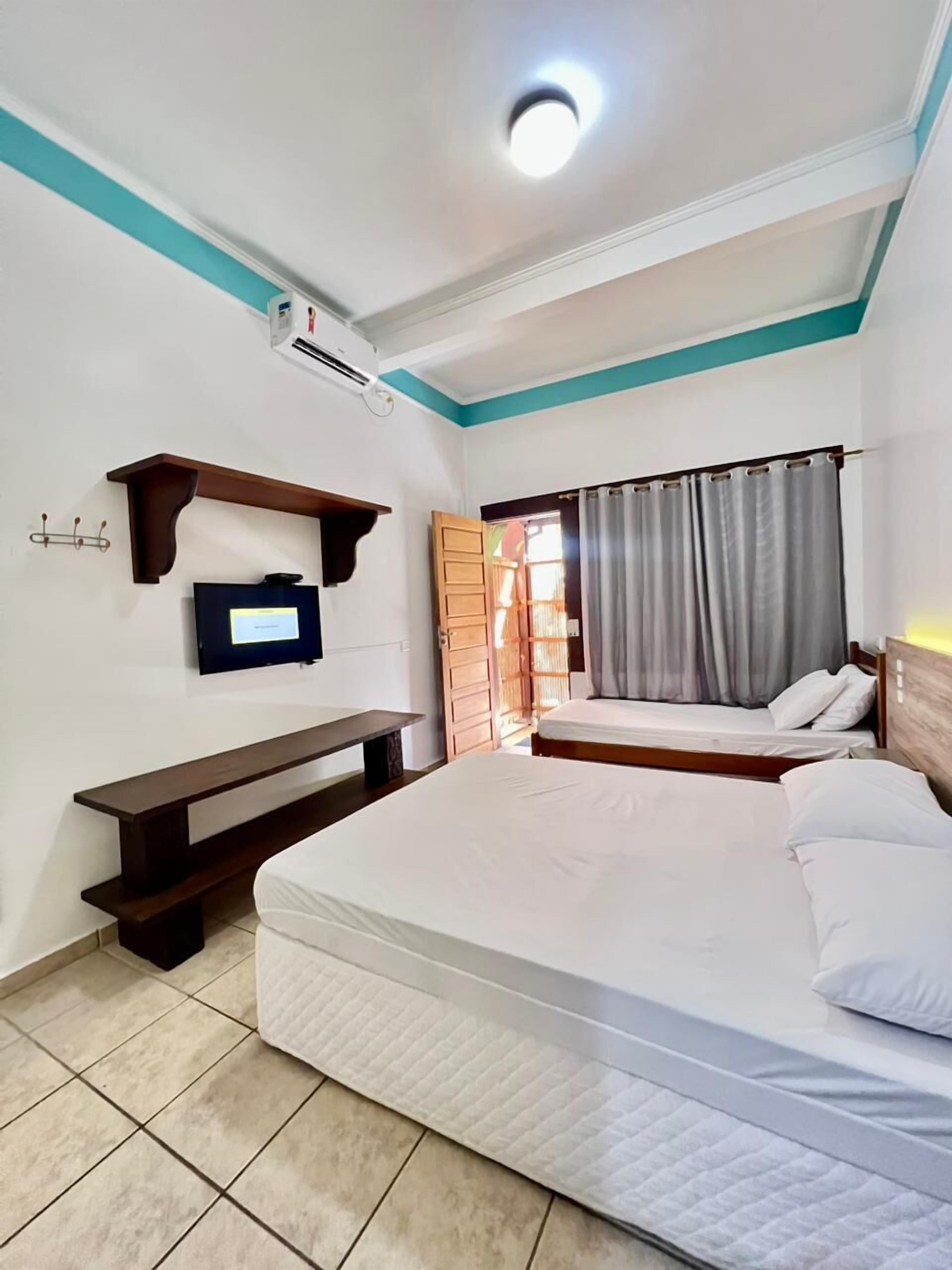 Habitación cuádruple | Decoración personalizada, tabla de planchar con plancha y wifi gratis 