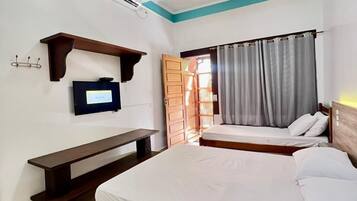 Habitación cuádruple | Decoración personalizada, tabla de planchar con plancha y wifi gratis