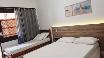 Quadro quadruplo -sem café da manhã nem roupa de cama | Individualmente decorados, ferros/tábuas de passar roupa