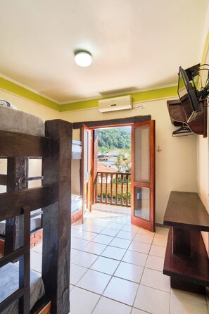 Habitación familiar | Decoración personalizada, tabla de planchar con plancha y wifi gratis 