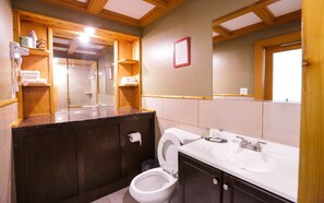 Dream Suite | Bathroom | Free toiletries, towels