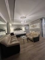 Roupas de cama premium, escrivaninha, ferros/tábuas de passar roupa