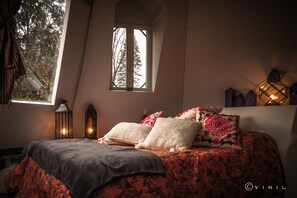 The Tipi  | Premium bedding, individually decorated, individually furnished - Villa Nao (Roxton)