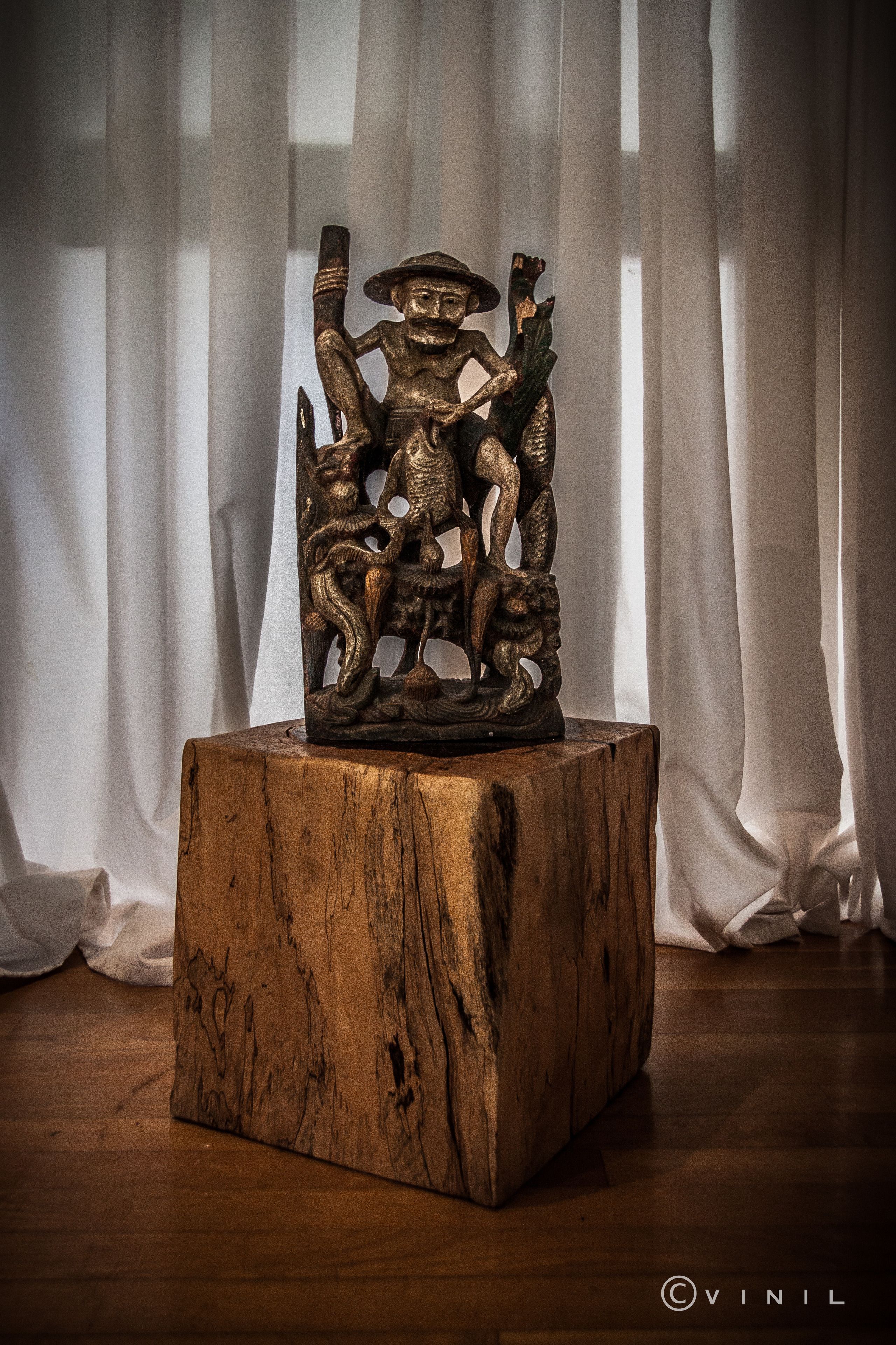 Una escultura de madera sobre un bloque.
