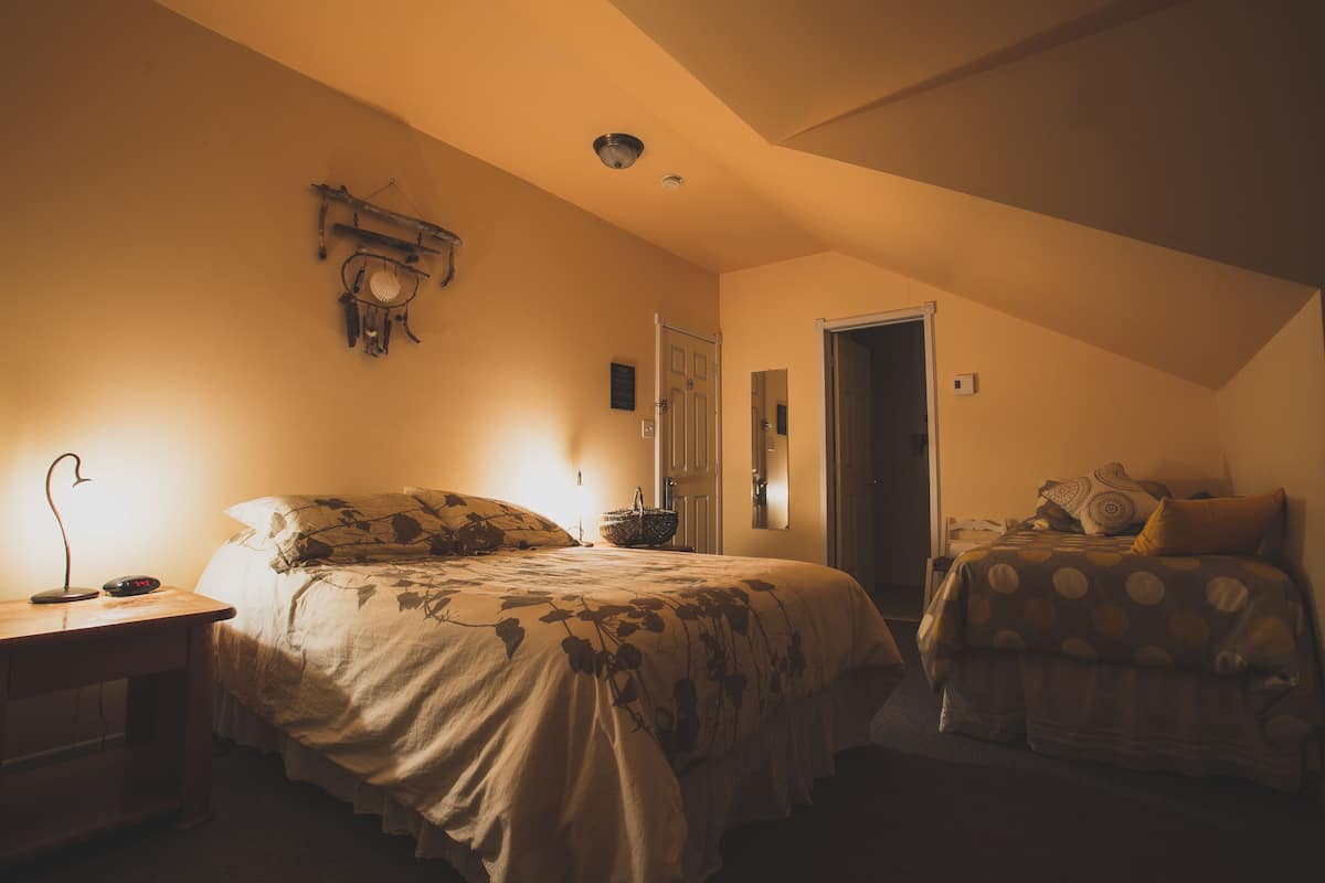 Comfort Room | Cribs/infant beds, rollaway beds, free WiFi