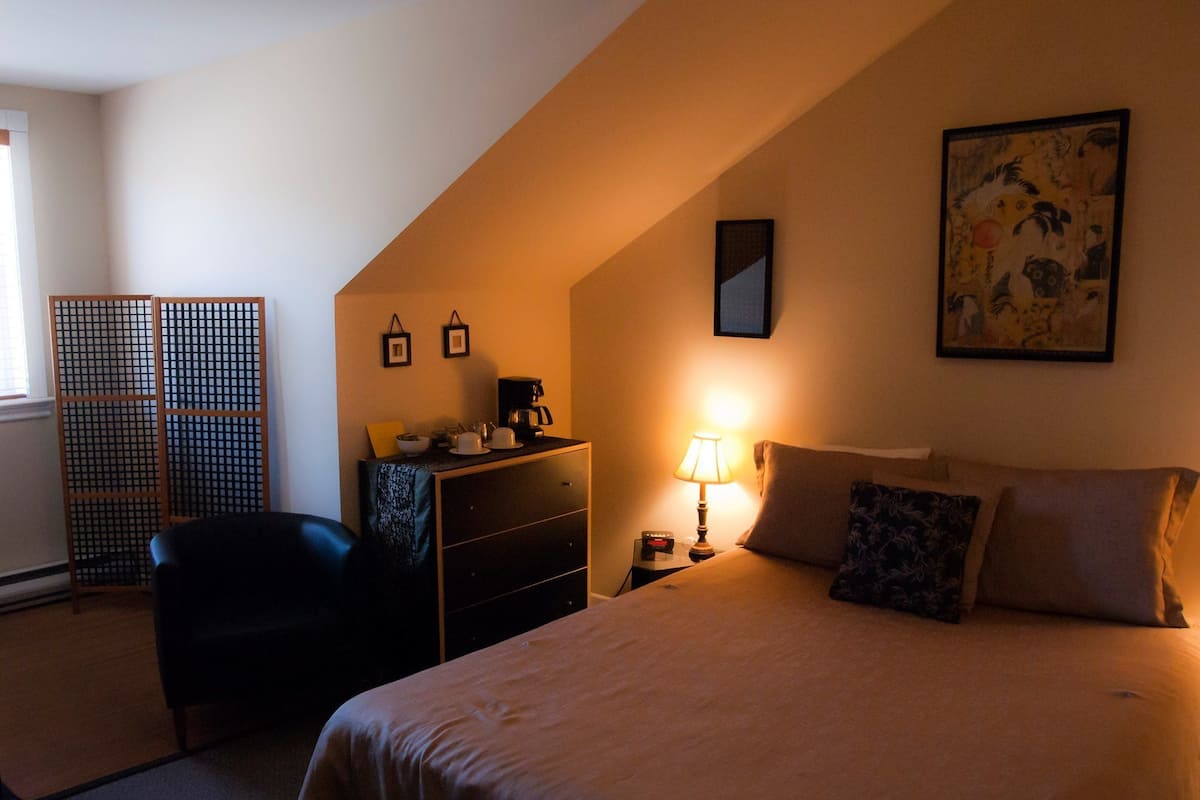 Habitación clásica, 1 cama Queen size | Cunas, camas extra y wifi gratis