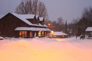Front of property - Auberge Micro-Brasserie Le Baril Roulant (Val David)