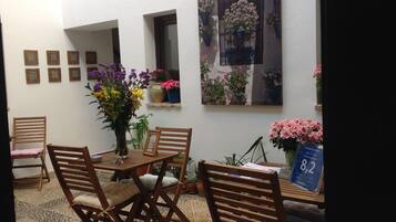 Coin salon dans le hall