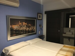 Blackout curtains, free cots/infant beds, free WiFi, bed sheets - Hospedería Alma Andalusí (Córdoba)