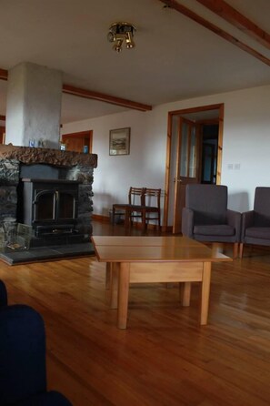 Lobby sitting area - Glebe Barn - Hostel (Isle of Eigg)