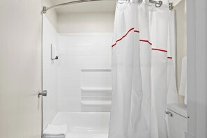 Đồ dùng nhà tắm miễn phí, khăn tắm, dầu gội, giấy vệ sinh 