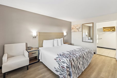 Escritorio, cortinas blackout y ropa de cama . Red Roof Inn Tucson – Vail