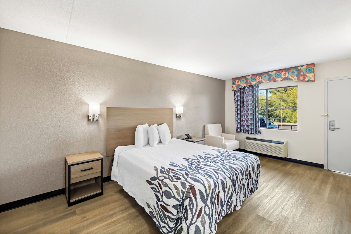 Deluxe Room, 1 Queen Bed, Non Smoking | Desk, blackout drapes, bed sheets