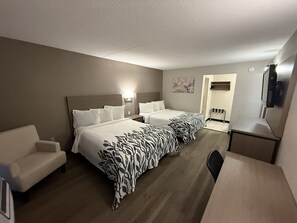 Escritorio, cortinas blackout y ropa de cama 