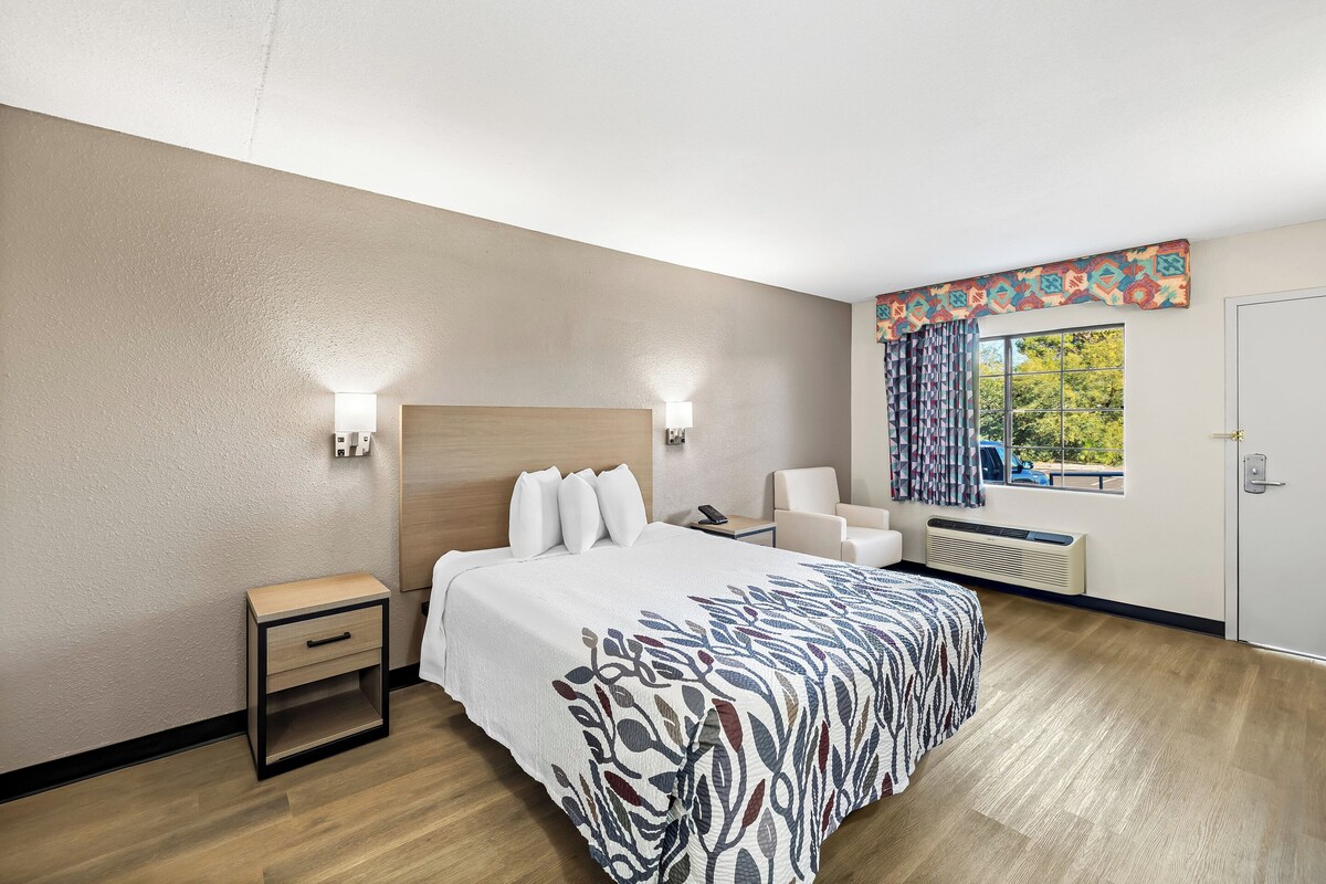 Habitación Deluxe, 1 cama Queen size, para no fumadores | Escritorio, cortinas blackout y ropa de cama 