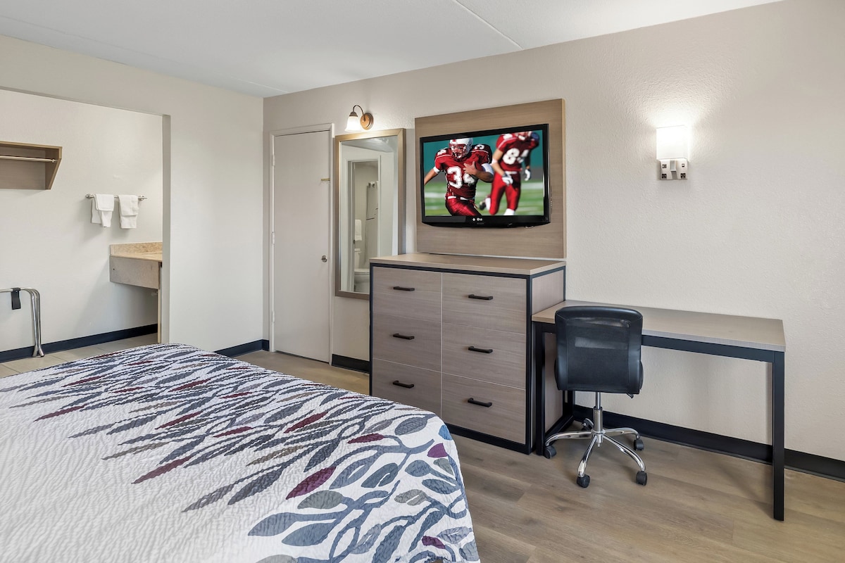 Deluxe Room, 1 King Bed, Non Smoking | Desk, blackout drapes, bed sheets
