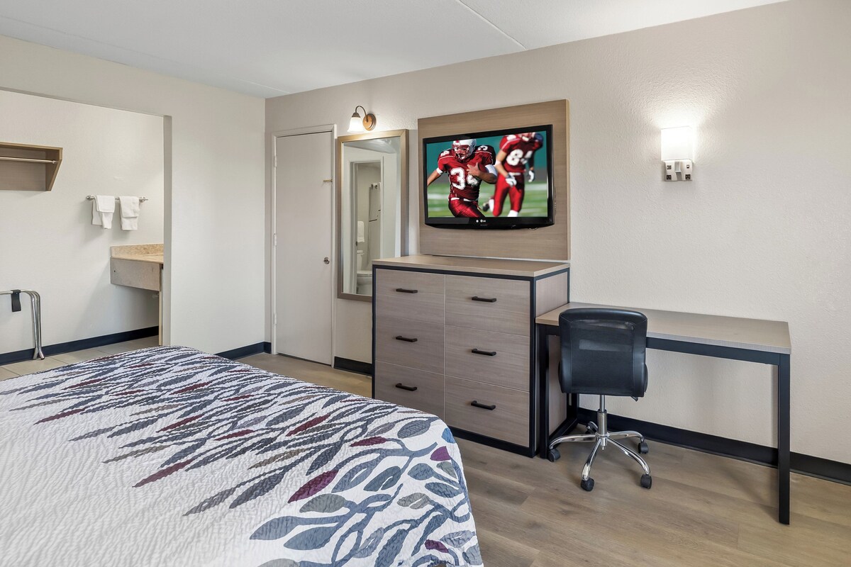 Deluxe Room, 1 King Bed, Non Smoking | Desk, blackout drapes, bed sheets