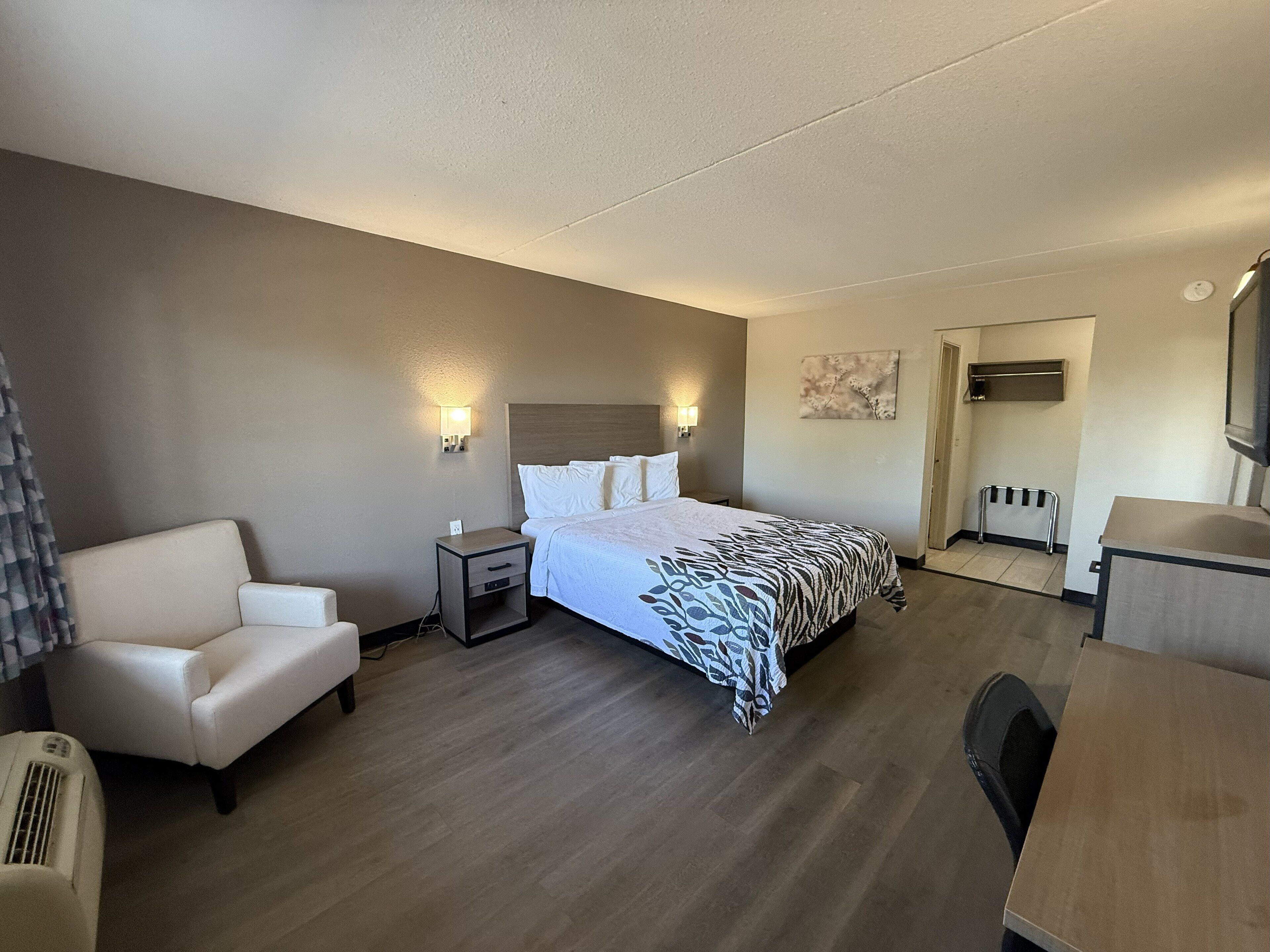 Escritorio, cortinas blackout y ropa de cama 