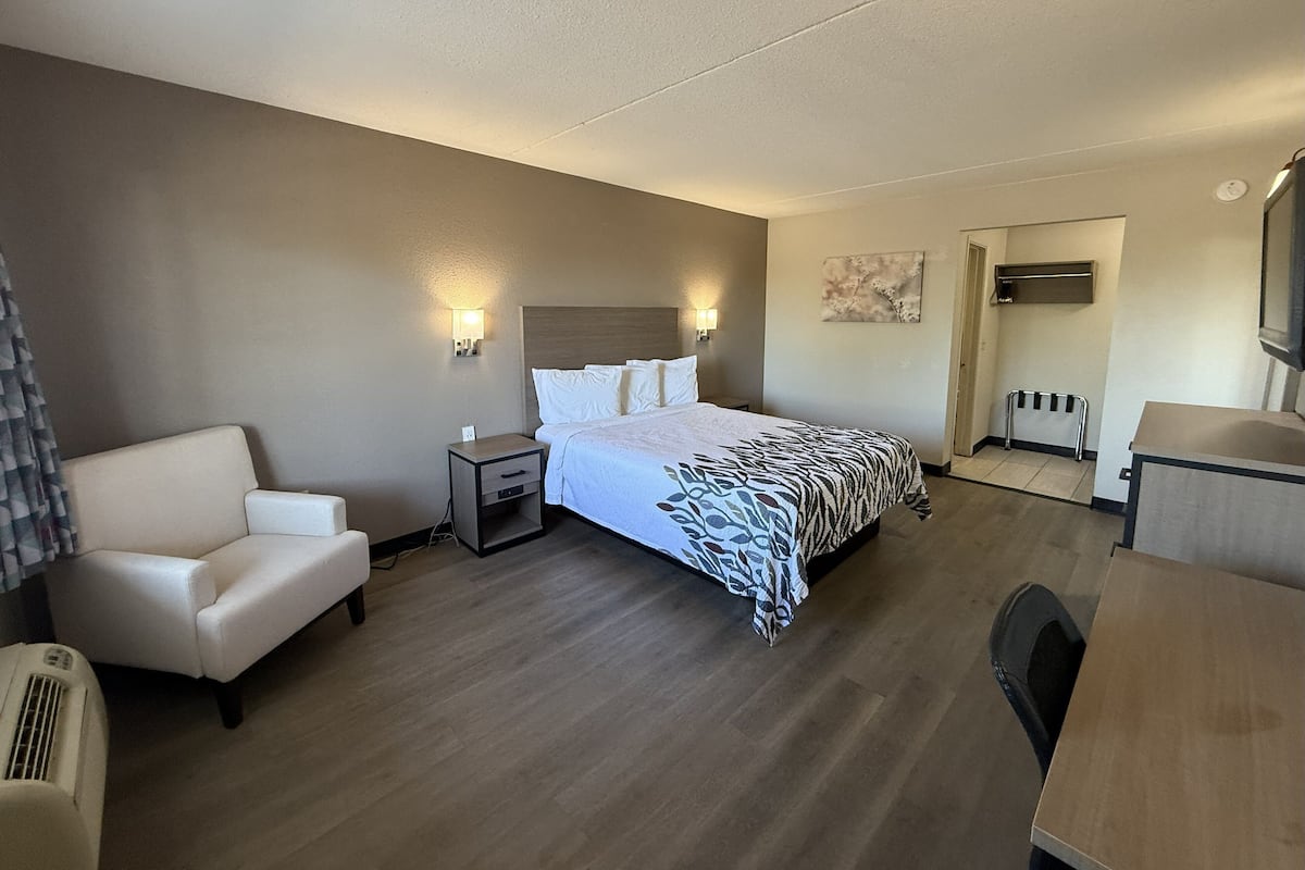 Escritorio, cortinas blackout y ropa de cama