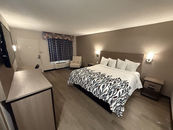 Escritorio, cortinas blackout y ropa de cama 