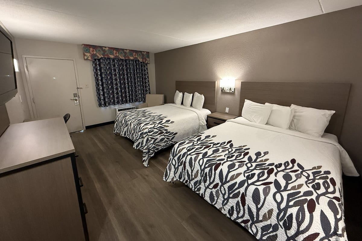 Habitación Deluxe, 2 camas Queen size, para no fumadores | Escritorio, cortinas blackout y ropa de cama