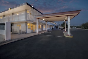 Front of property – evening/night - Red Roof Inn Tucson – Vail (Tucson)
