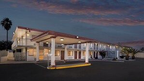 Front of property – evening/night - Red Roof Inn Tucson – Vail (Tucson)