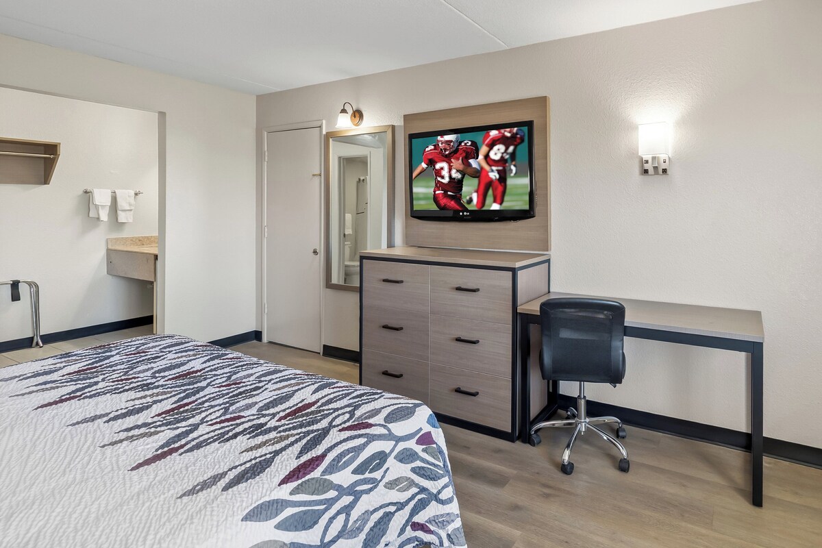 Habitación Deluxe, 1 cama King size, para no fumadores | Escritorio, cortinas blackout y ropa de cama 