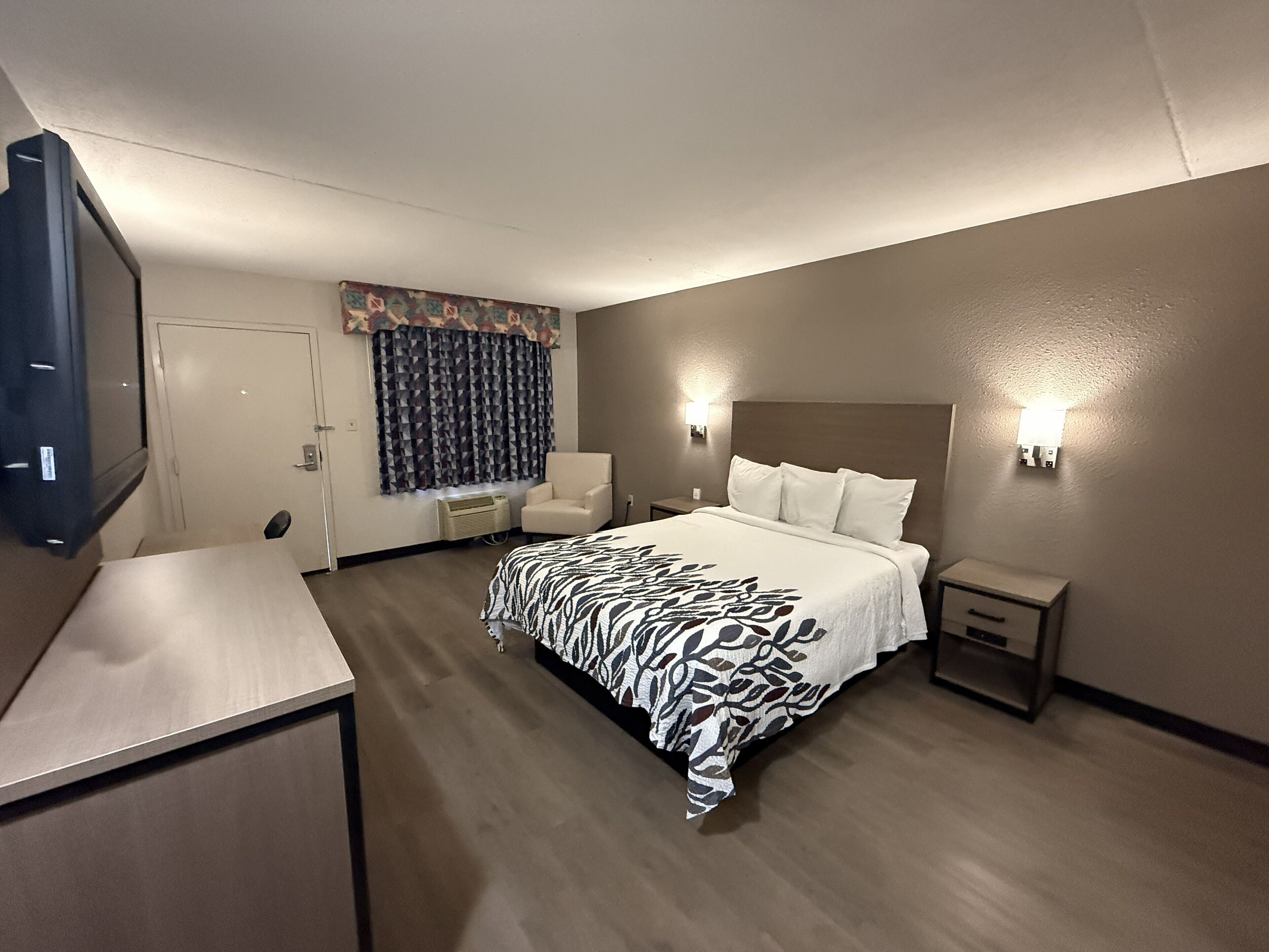 Escritorio, cortinas blackout y ropa de cama 