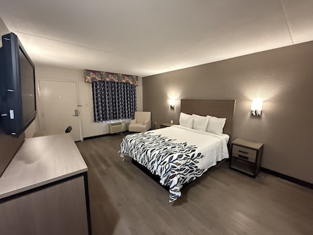 Escritorio, cortinas blackout y ropa de cama