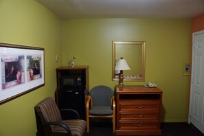 Standard Room, 1 Queen Bed, Non Smoking | Free WiFi, bed sheets - Lincoln Motel (Chandler)