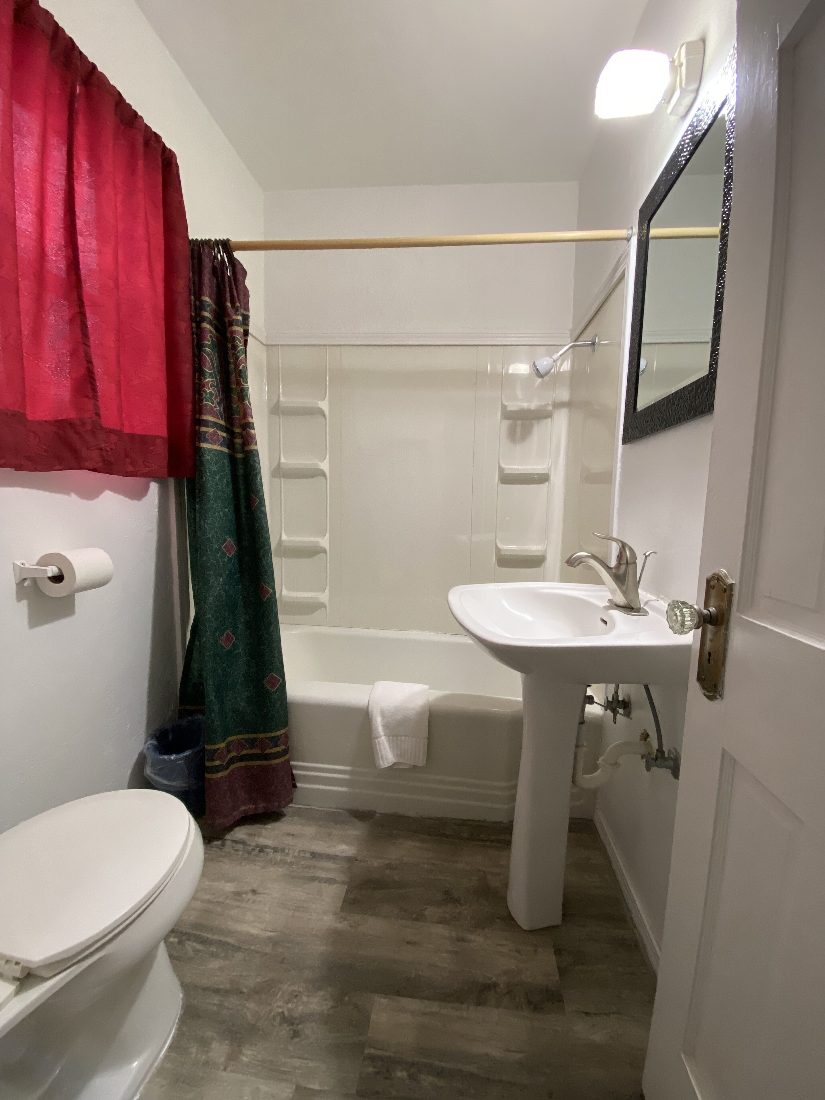 Combined shower/tub, towels, soap, shampoo