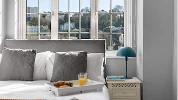 1 bedroom, Egyptian cotton sheets, premium bedding, down duvets