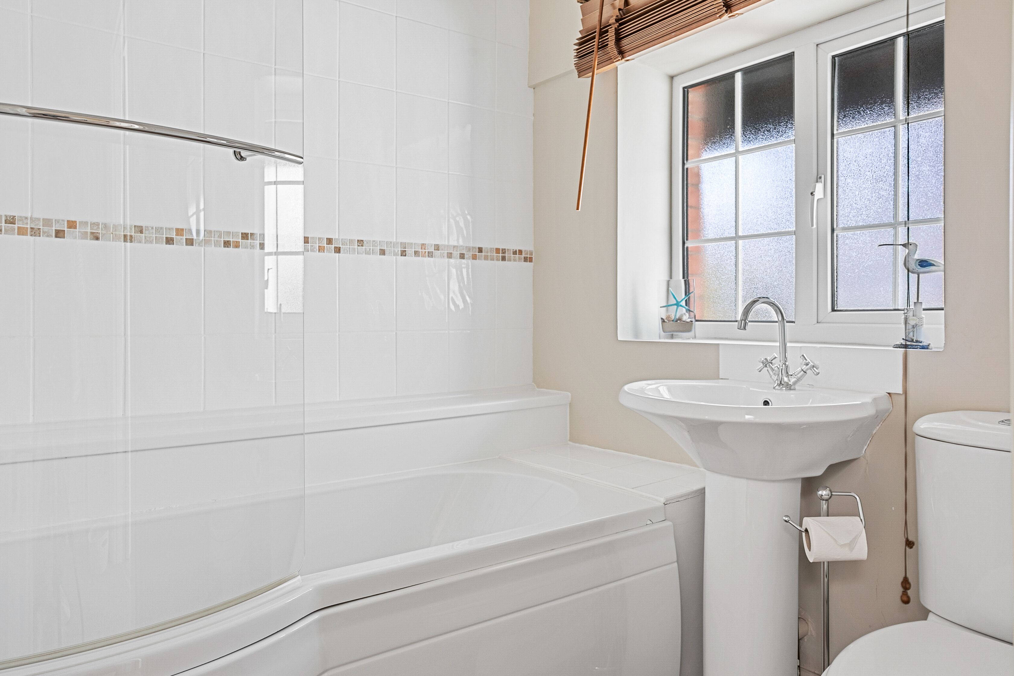 Ein Badezimmer mit Badewanne, Waschbecken und Toilette.