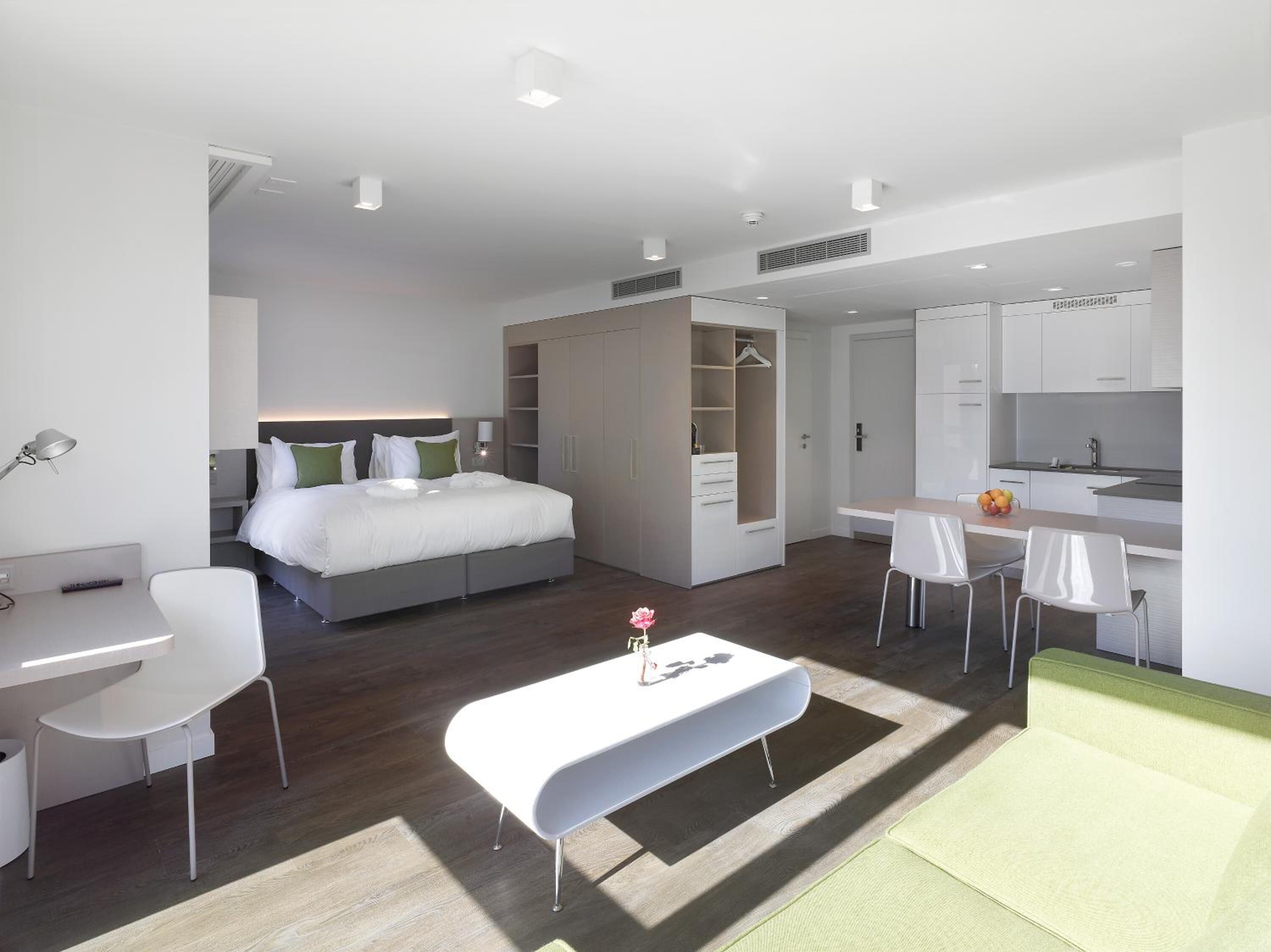 Cofres nos quartos, escrivaninha, cortinas blackout