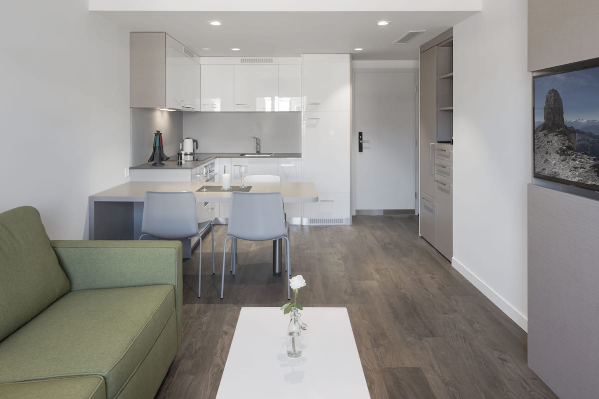 Executive appartement, 1 slaapkamer, terras | Een kluis op de kamer, een bureau, verduisterende gordijnen