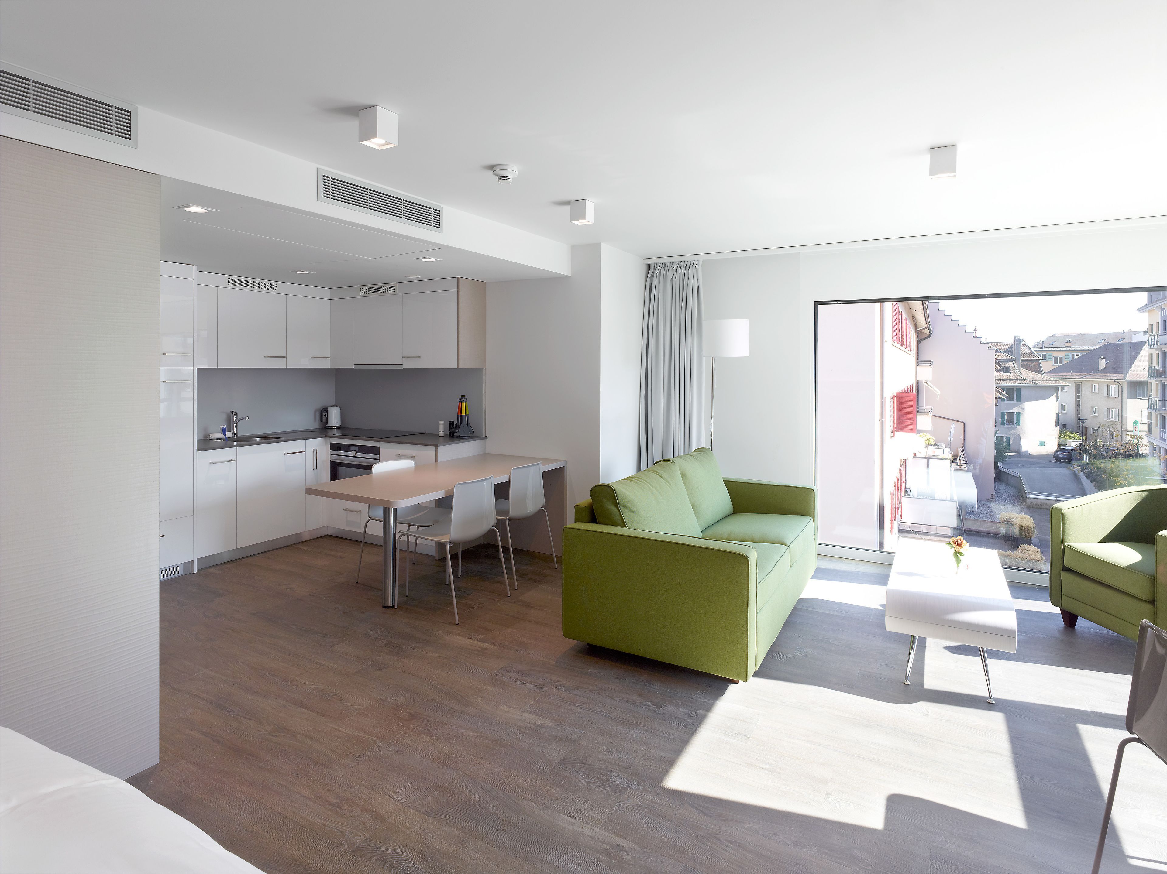 Un appartement moderne comprenant une cuisine, un coin repas et un espace de vie.