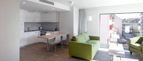 Un appartement moderne comprenant une cuisine, un coin repas et un espace de vie.