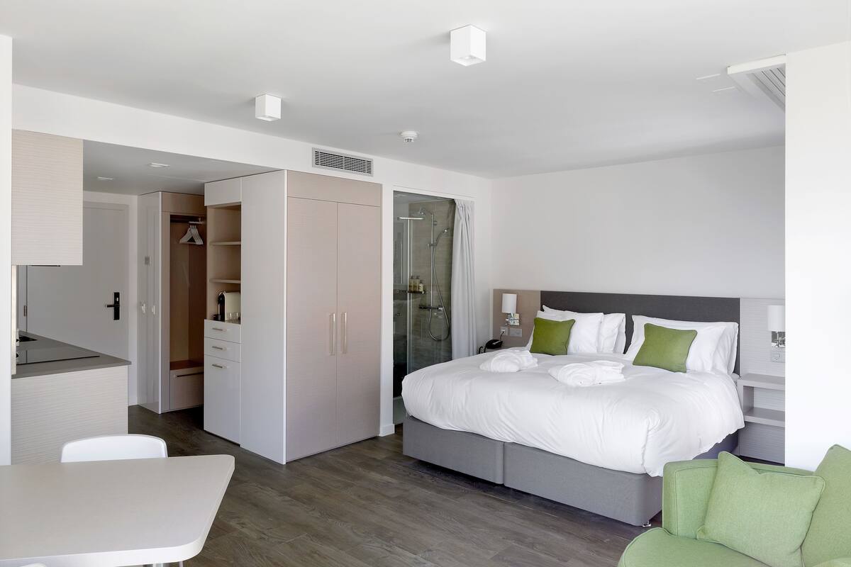 Classic Suite, Kitchen | In-room safe, desk, blackout drapes, soundproofing