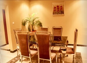 Diplomatic Suite | Free minibar items, in-room safe, desk, blackout drapes - Beatrice Hotel (Kinshasa)