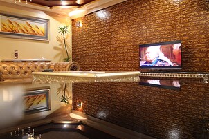 Artículos del minibar gratis y caja de seguridad en la habitación 