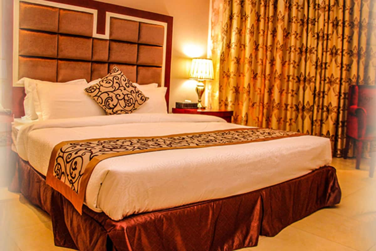 Standard Room | Minibar (some free items), in-room safe, desk, blackout drapes