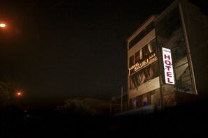 Fassade der Unterkunft – Abend/Nacht