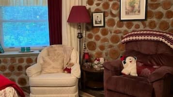 Deluxe Room, 1 Queen Bed (The Garden Room) | Pillowtop beds, iron/ironing board, rollaway beds, free WiFi