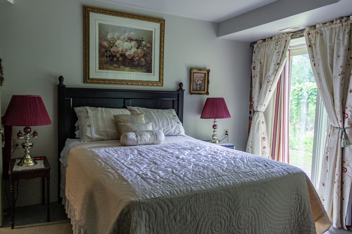 Deluxe Room, 1 Queen Bed (The Garden Room) | Pillowtop beds, iron/ironing board, rollaway beds (surcharge)