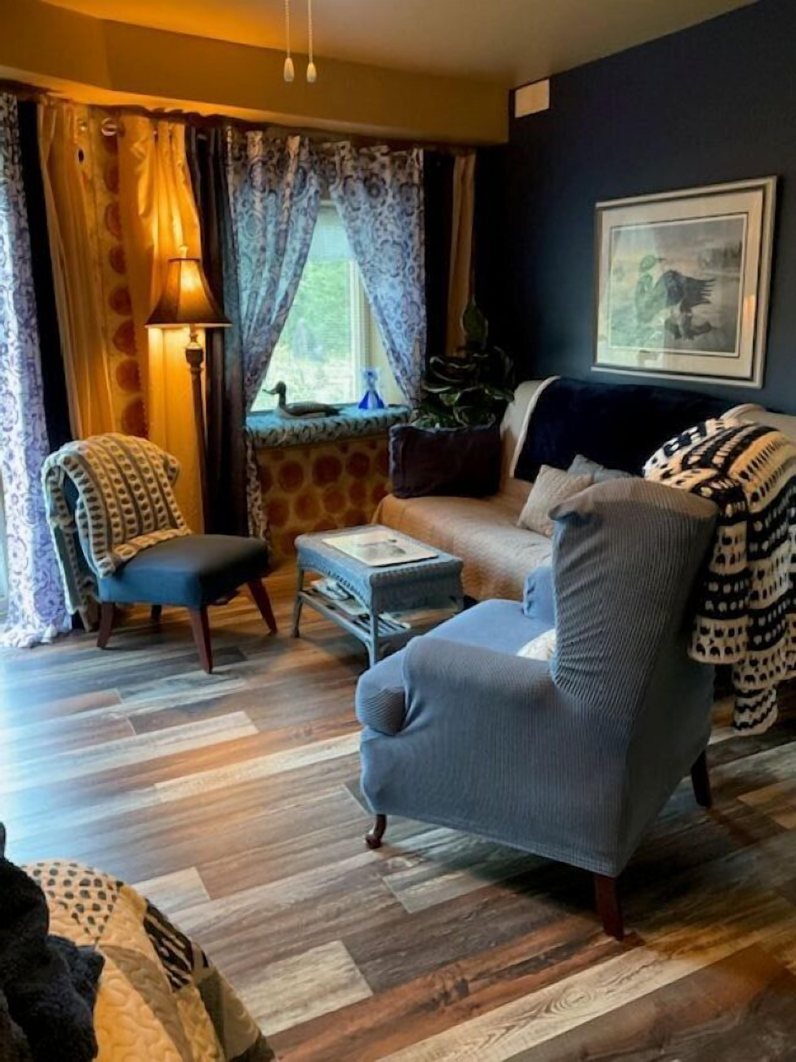 Superior Room, 1 King Bed (The Loon Room) | Bathroom | Free toiletries, towels