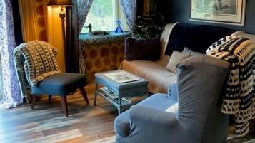 Superior Room, 1 King Bed (The Loon Room) | Bathroom | Free toiletries, towels