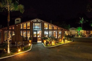 Fachada de la propiedad por la tarde o noche