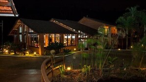 A modern hotel with a wooden deck and glass facade. - Pousada Arraial do Ouro (Gaspar)
