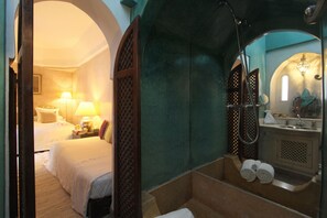 Comfort Room (Olivia) | Bathroom